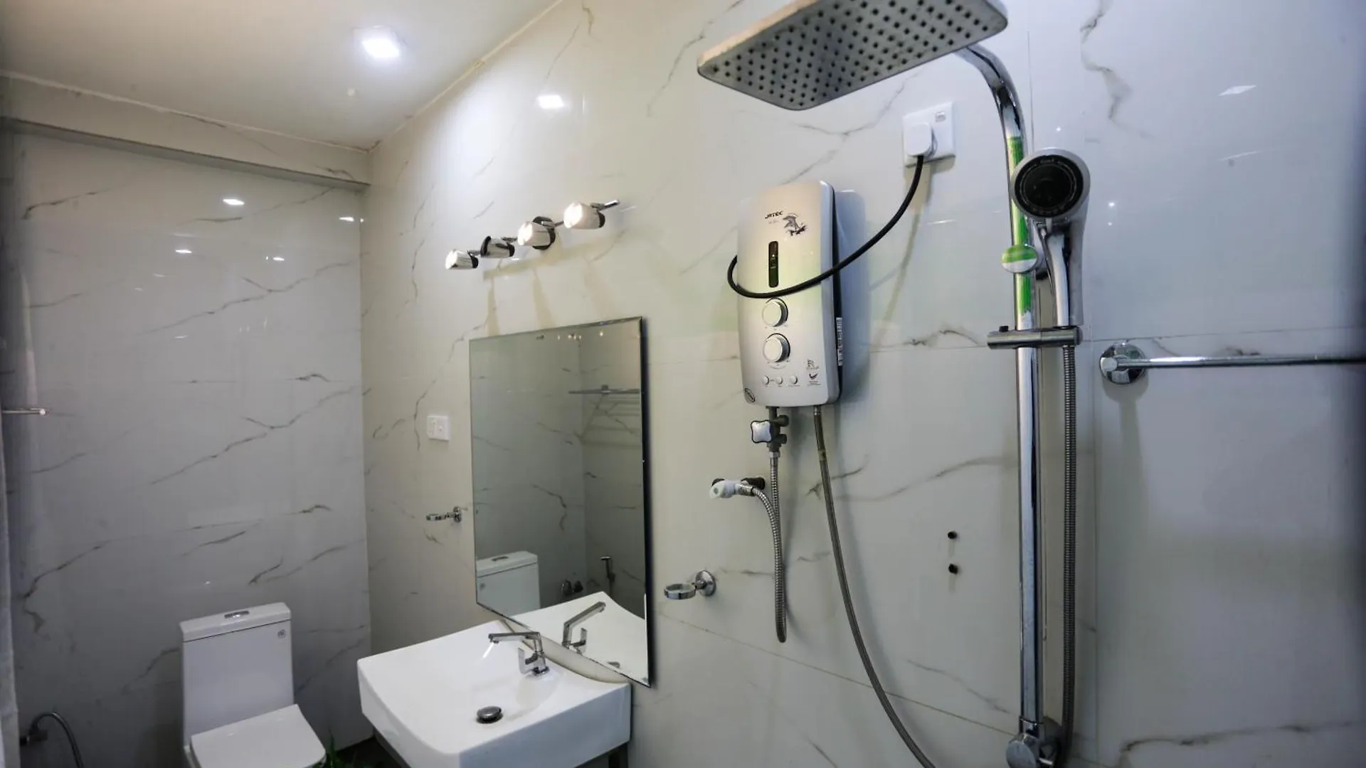 Wood Land Airport Residences Seeduwa Hotel